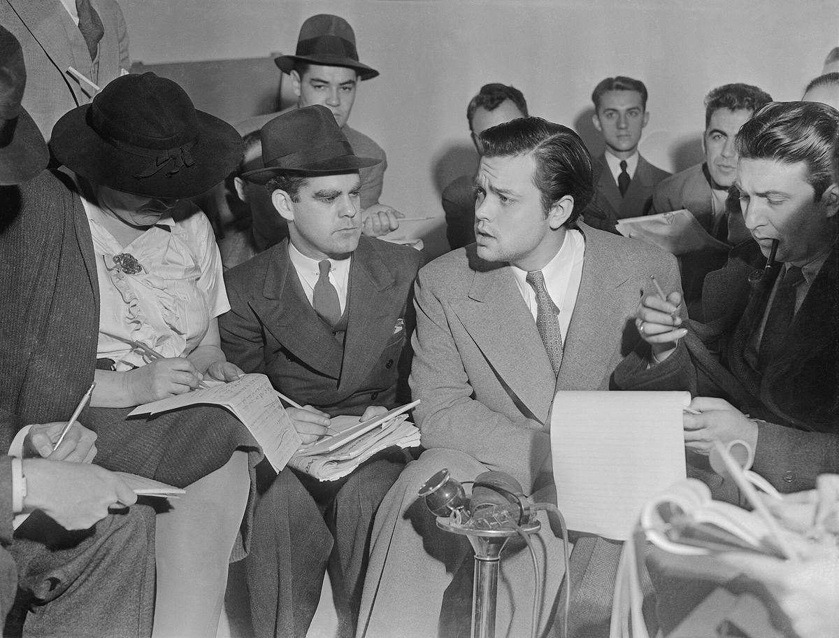 Orson Welles při rozhlasovém vysílání v roce 1938