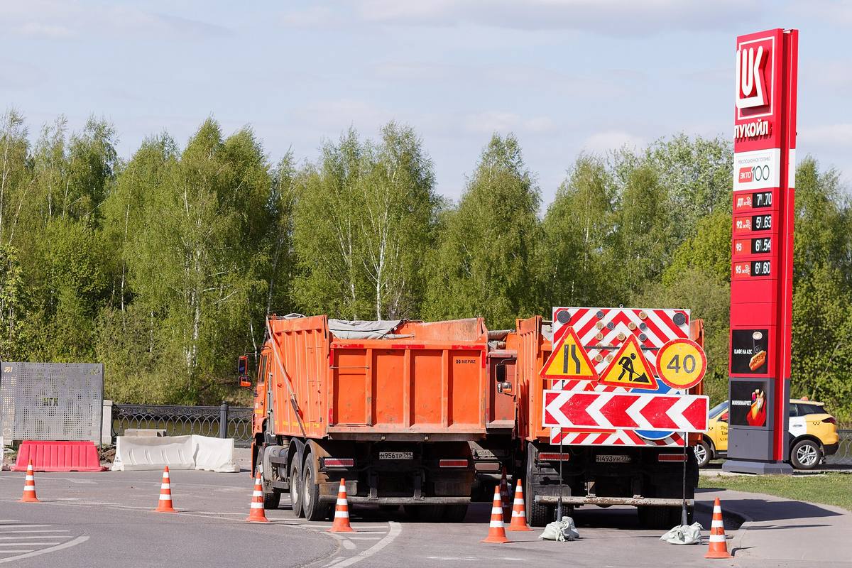Cenový pylon čerpací stanice Lukoilu u silnice s dopravním značením